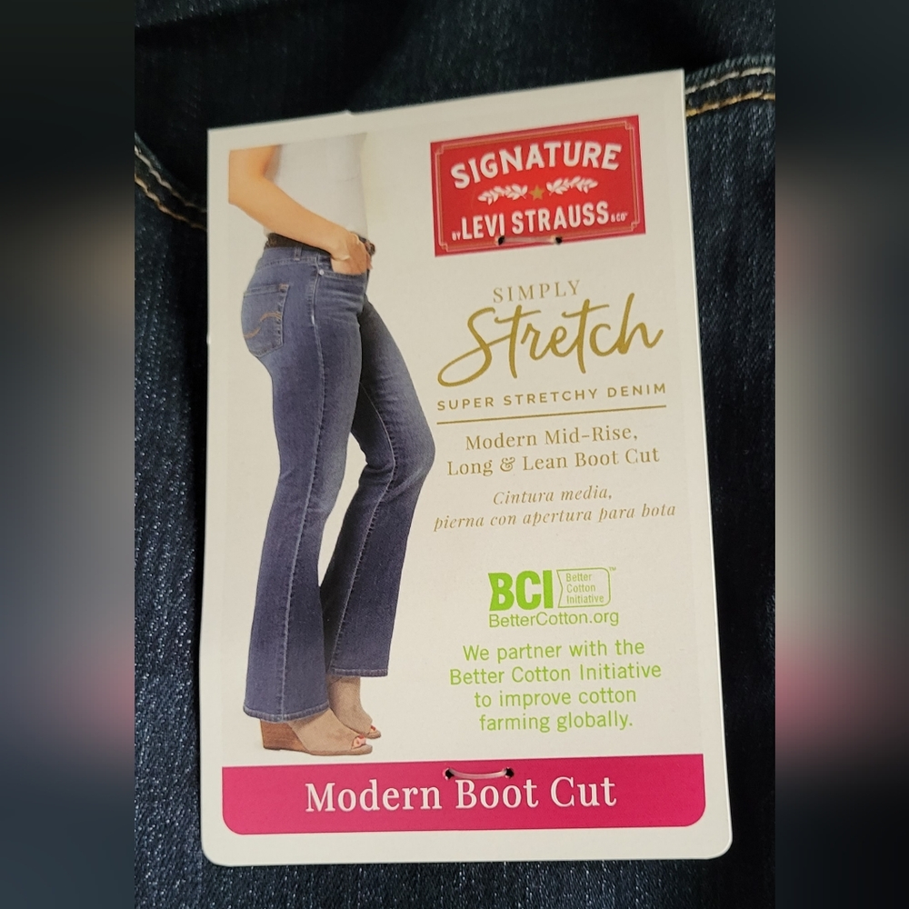Levi's Signature Stretch Bootcut Jeans, size 18M. Dark Wash.